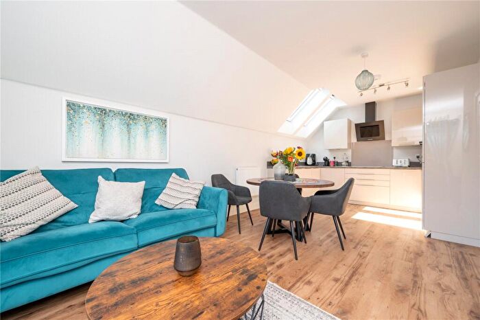 2 Bedroom Flat For Sale In Wain Close, St. Albans, Hertfordshire, AL1
