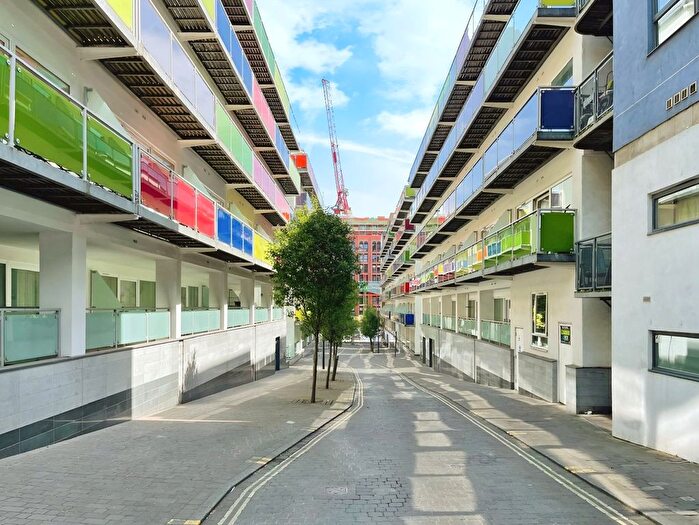 2 Bedroom Flat To Rent In Concord Street, Leeds, West Yorkshire, LS2