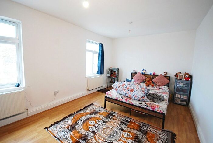 3 Bedroom Flat To Rent In Bilton Road, Perivale, Greenford, UB6