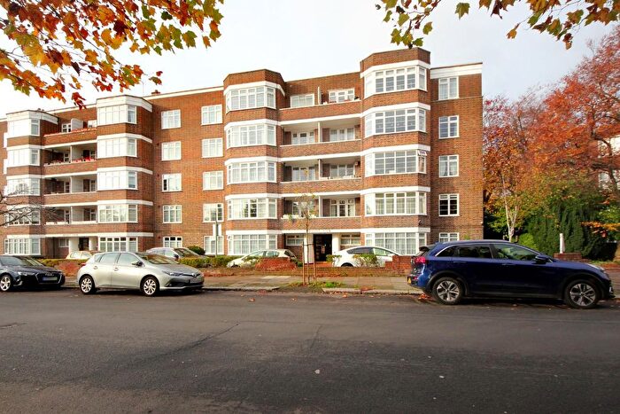 3 Bedroom Flat To Rent In Mount Avenue, W5