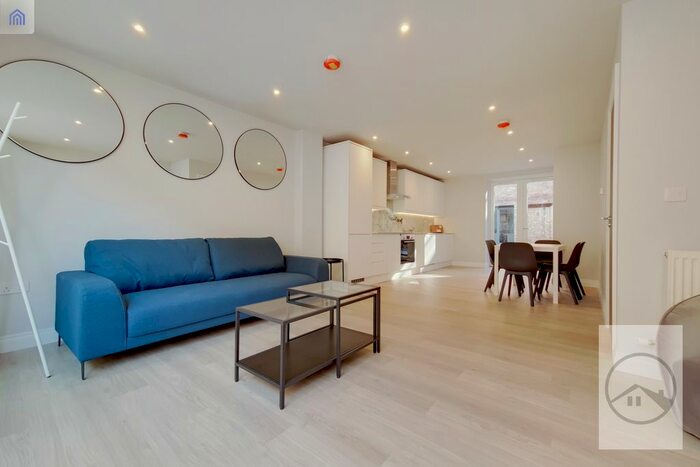 4 Bedroom Town House To Rent In Wells Walk, Forest Gate E7