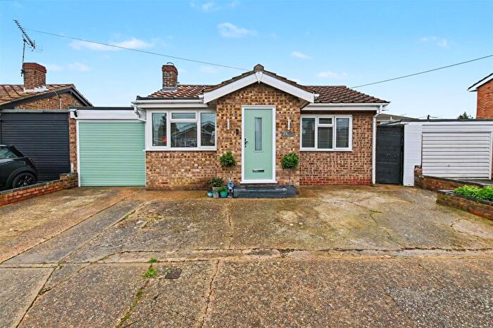 2 Bedroom Bungalow For Sale In Keer Avenue, Canvey Island, SS8