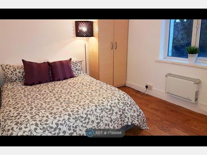 Studio To Rent In Montrell Road, London, SW2