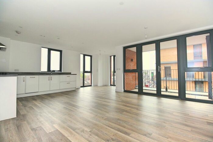 2 Bedroom Flat To Rent In High Street, Sutton, SM1