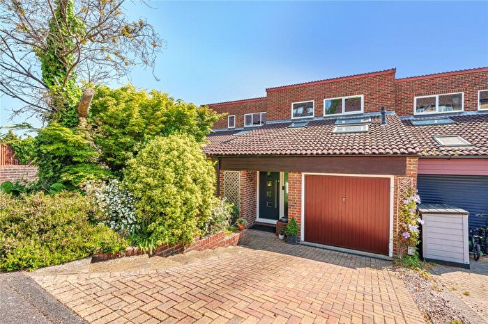 3 Bedroom House For Sale In Artington Walk, Guildford, GU2