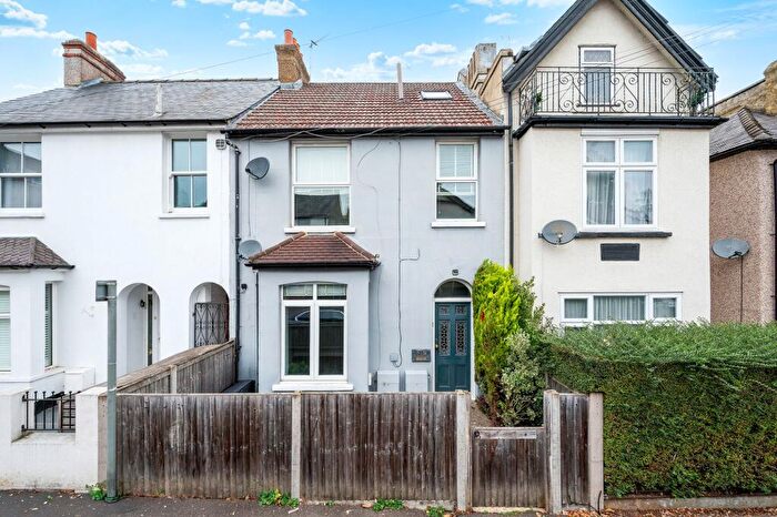 2 Bedroom Flat For Sale In Washington Road, Worcester Park, KT4