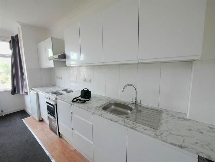 Studio To Rent In Bowes Road, London, N13