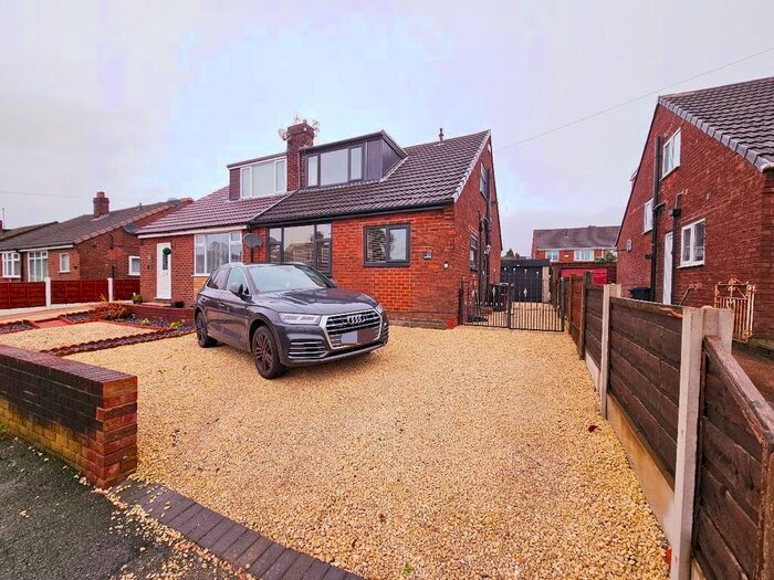 4 Bedroom Bungalow To Rent In Derwent Drive, Kearsley, Bolton, BL4