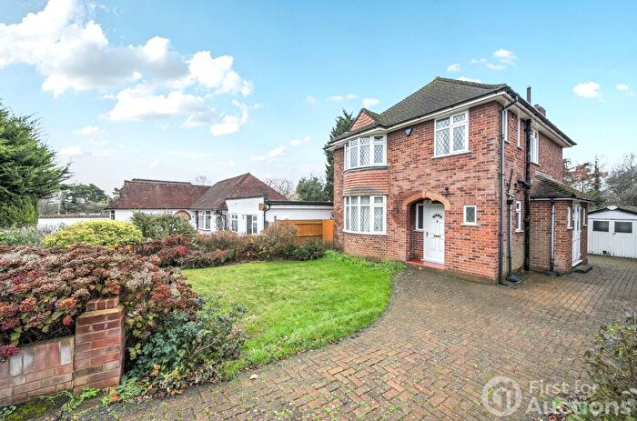 3 Bedroom Detached House For Sale In Hillcrest Avenue, Chertsey, KT16