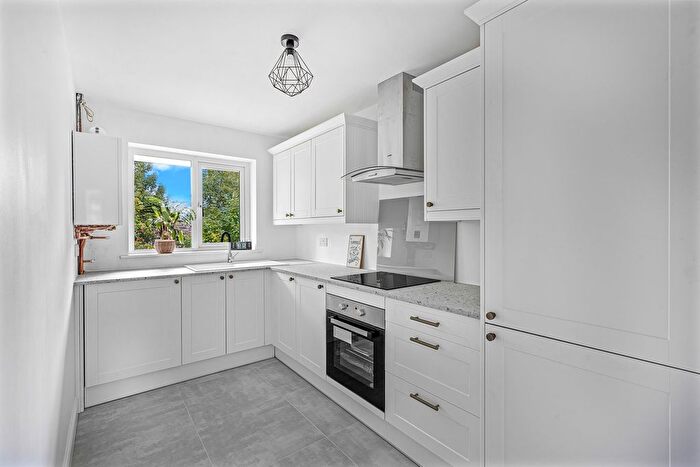 1 Bedroom Flat For Sale In Wendover Road, Staines-Upon-Thames, TW18