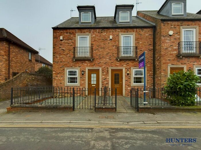 3 Bedroom Town House To Rent In Moon Court, Pocklington, York, YO42