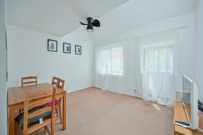 2 Bedroom Maisonette To Rent In Shott Close, Sutton, SM1