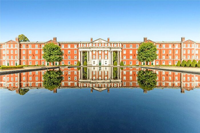 2 Bedroom Flat For Sale In Peninsula Square, Winchester, Hampshire, SO23