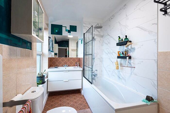 1 Bedroom Apartment To Rent In High Road, London, N20