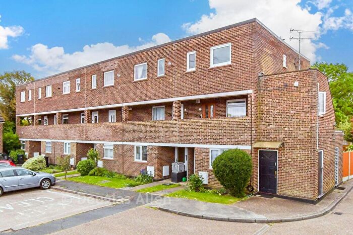 2 Bedroom Maisonette For Sale In Royal Oak Drive, Wickford, Essex, SS11
