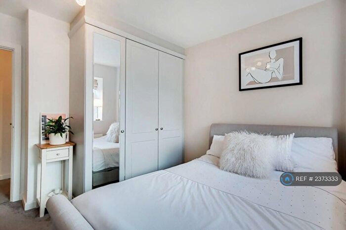 1 Bedroom Flat To Rent In Parkgate House, New Malden, KT3