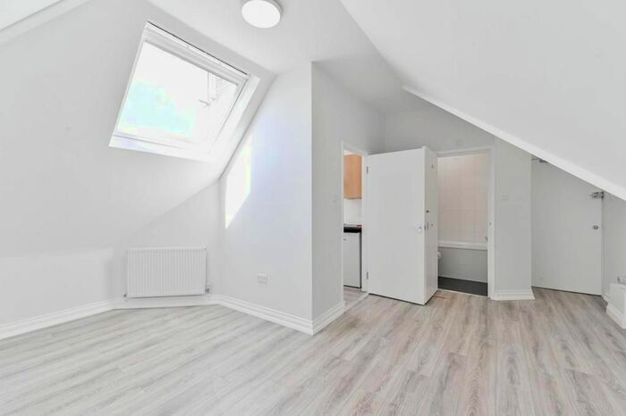 Studio To Rent In Mountview Road, Stroud Green, London, N4