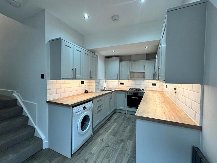 3 Bedroom Maisonette To Rent In Bellenden Road, Peckham, London, SE15