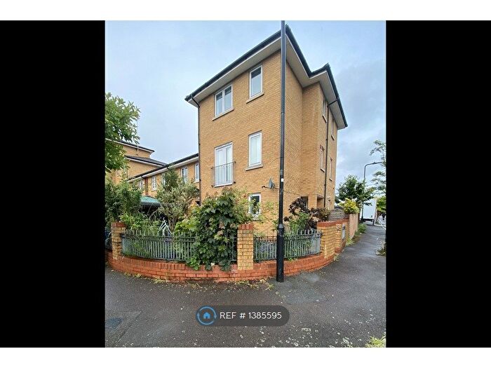 4 Bedroom Semi-detached House To Rent In Brinkworth Way, London, E9