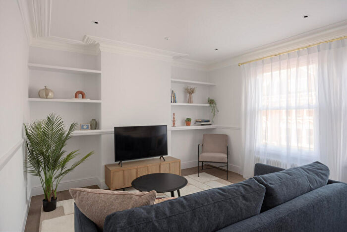2 Bedroom Apartment To Rent In Flat, - Northcote Road, London, SW11