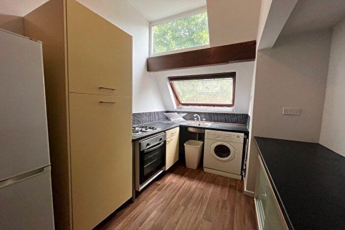 2 Bedroom Flat To Rent In Magdala Road, Nottingham, NG3