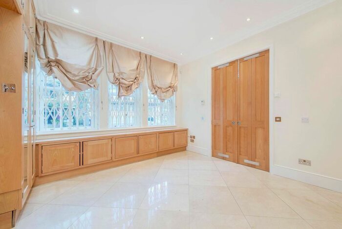 3 Bedroom Flat To Rent In Moreton Terrace Mews South, Pimlico, London, SW1V