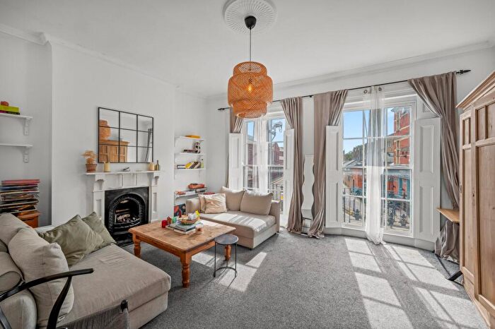 3 Bedroom Apartment To Rent In Liverpool Road, Islington, London, N1