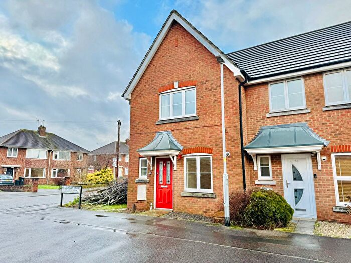 3 Bedroom Semi-Detached House To Rent In Headlands Grove, Swindon, SN2