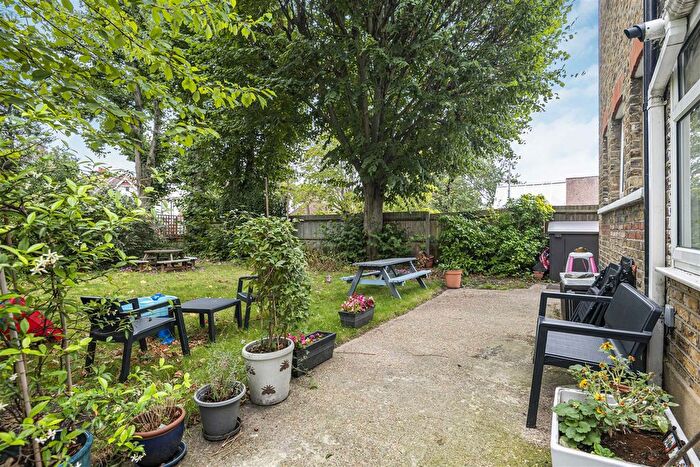 3 Bedroom Flat For Sale In Blake Hall Road, Wanstead, E11