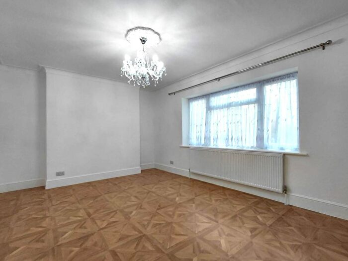 2 Bedroom Flat To Rent In Orachard Court, Stonegrove, Edgware, HA8