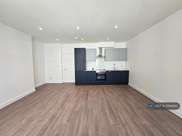 2 Bedroom Flat To Rent In Brook House, Reigate, RH2