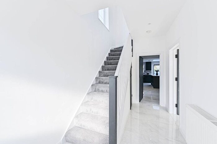 4 Bedroom Semi-detached House To Rent In Baldry Gardens, Streatham, London, SW16