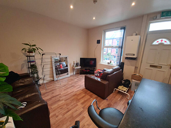 3 Bedroom House To Rent In Beechwood Row, Leeds, LS4
