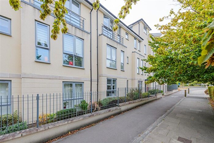 2 Bedroom Flat For Sale In Springhead Parkway, Gravesend, Kent, DA11