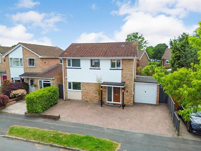 3 Bedroom Detached House For Sale In Maple Close, Horsham, RH12
