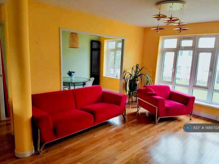 2 Bedroom Flat To Rent In Lawrie Park Road, London, SE26