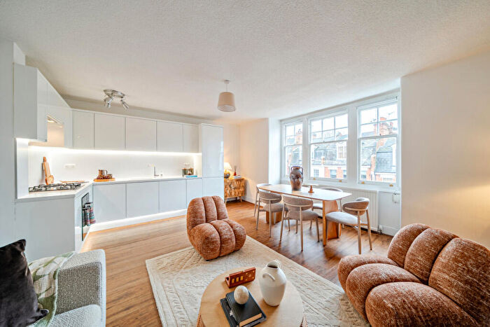 2 Bedroom Flat For Sale In Milton Avenue, London, N6