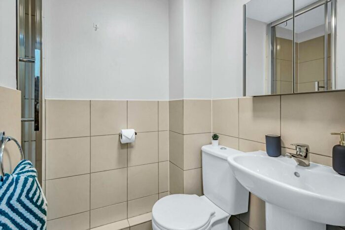 1 Bedroom Private Halls To Rent In Burley Road, Leeds, LS3