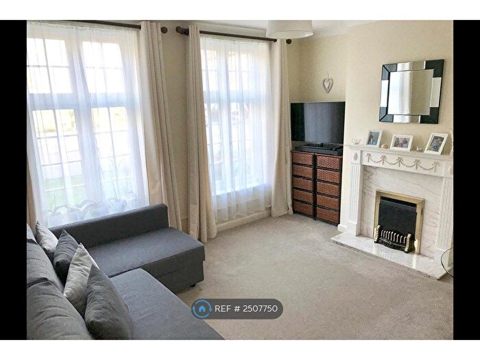 2 Bedroom Flat To Rent In Portsmouth Road, Thames Ditton, KT7