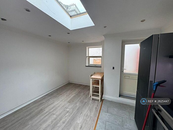 Studio To Rent In Brookhill Road, London, SE18