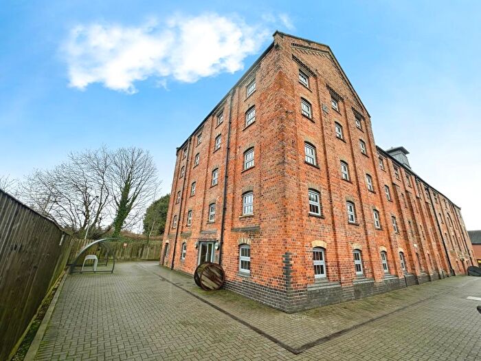 2 Bedroom Flat For Sale In Cairns Close, Lichfield, WS14