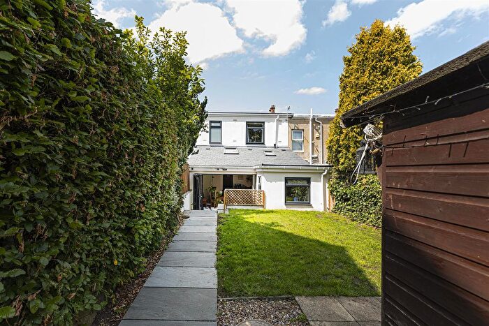 4 Bedroom End Of Terrace House For Sale In Woodside Road, Beaumont Park, Huddersfield, HD4