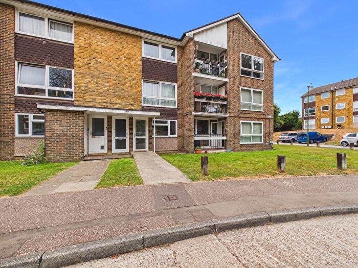2 Bedroom Maisonette For Sale In Cotswold Court, Horsham, RH13