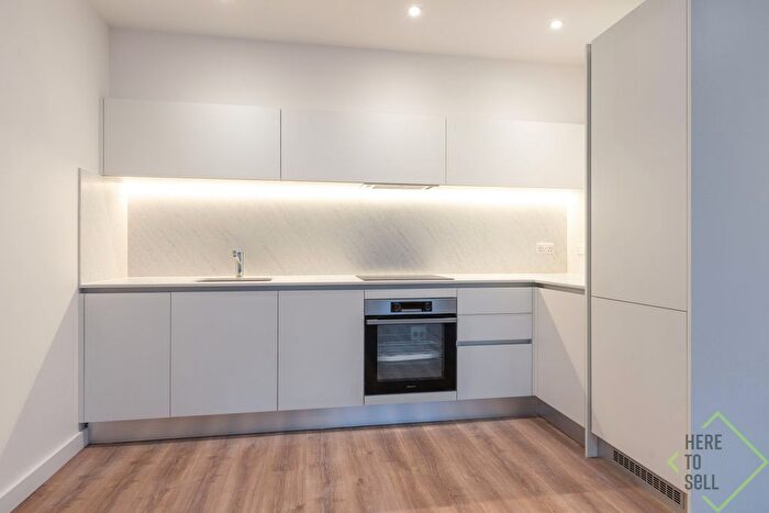 1 Bedroom Flat To Rent In Solent Lodge, Green Lanes, Palmers Green, London, N13