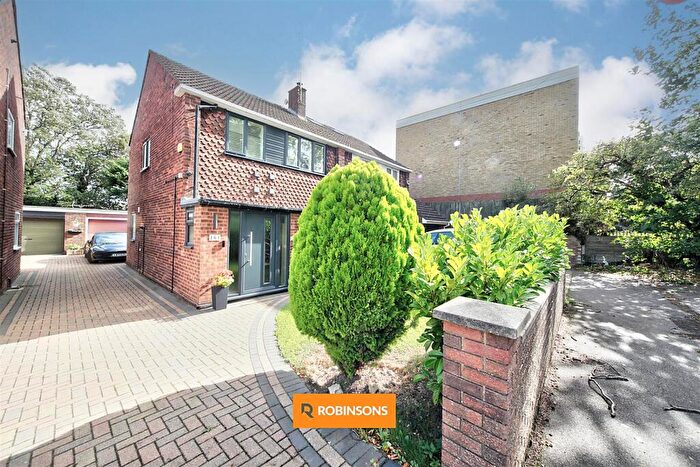 3 Bedroom Semi-Detached House For Sale In London Road, Dunstable, LU6