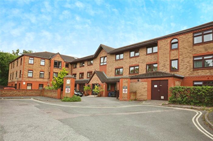 2 Bedroom Flat For Sale In Duke Street, Banbury, Oxfordshire, OX16