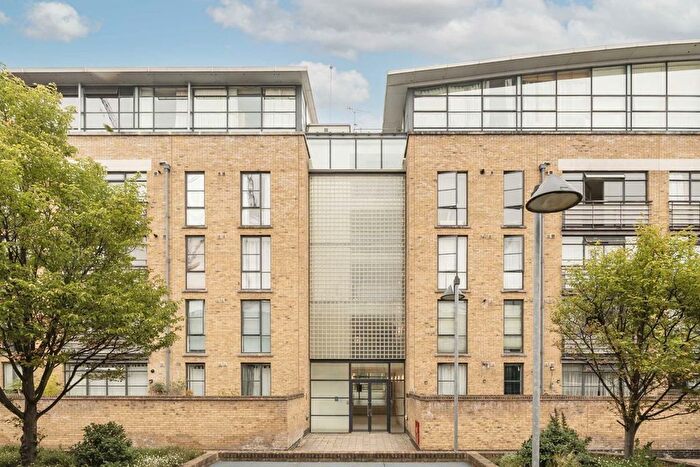 1 Bedroom Flat For Sale In Town Meadow, Brentford, TW8