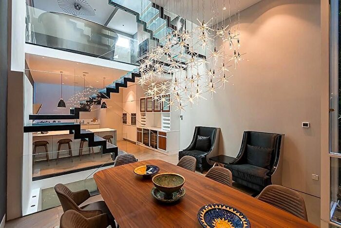 4 Bedroom Mews To Rent In Princes Mews, Bayswater, London, W2