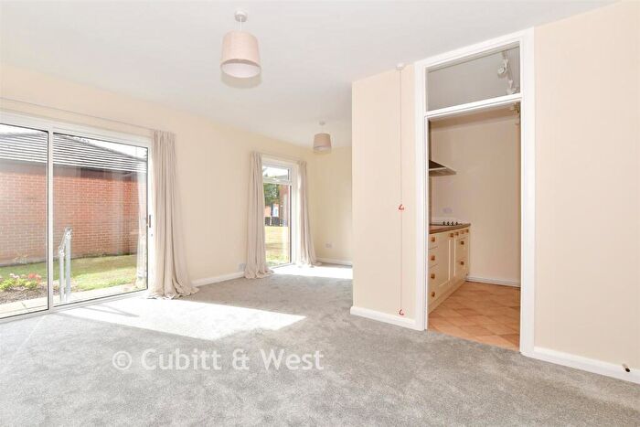 2 Bedroom Flat For Sale In Hesketh Close, Cranleigh, Surrey, GU6