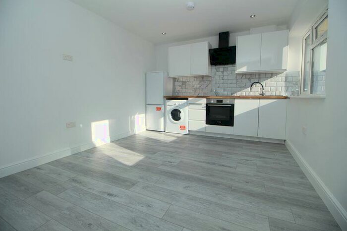 Studio To Rent In Hatfield Road, Slough, SL1